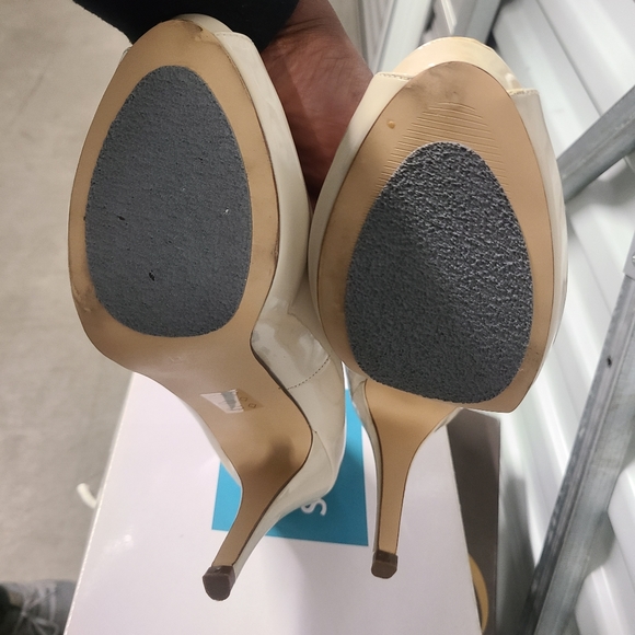 Gently worn peep toes hidden platform pumps - Picture 2 of 8